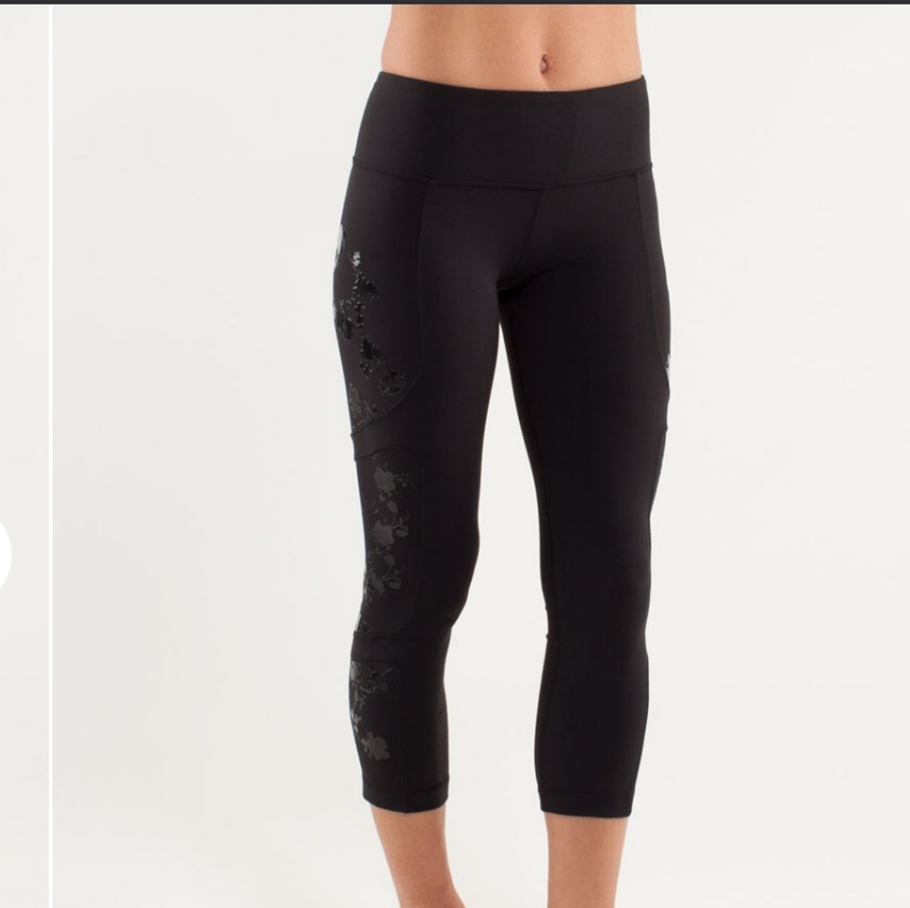 LULULEMON BLACK Hold Me Close Crop Leggings Floral Grip size 6